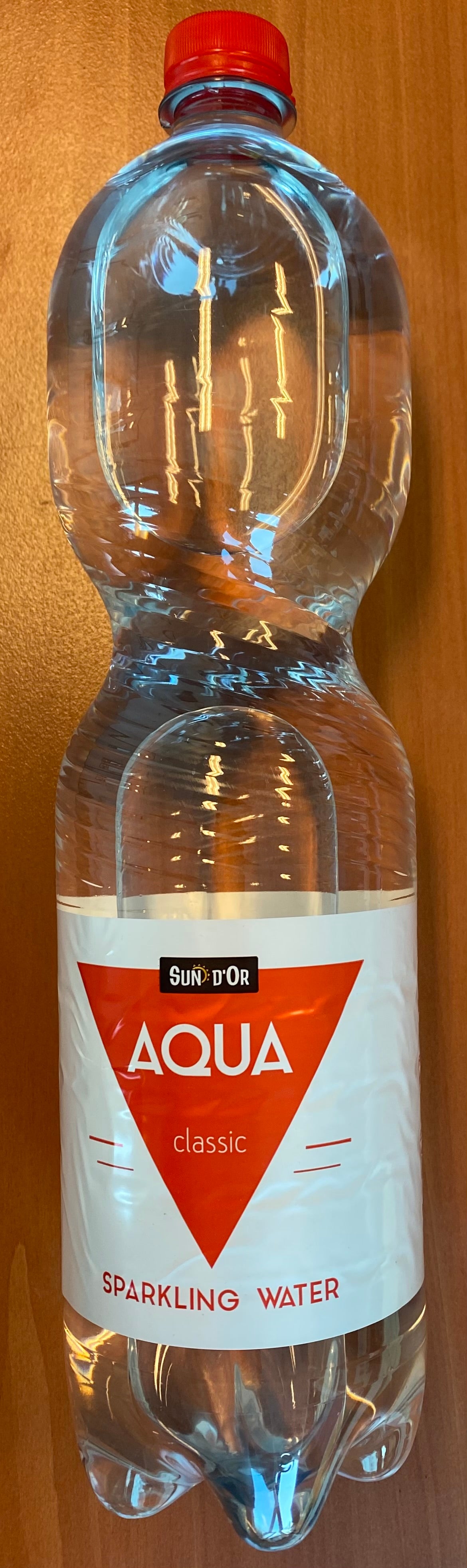 Water, met toegevoegd Koolzuurgas, 6 x 1,5 liter per verpakking
